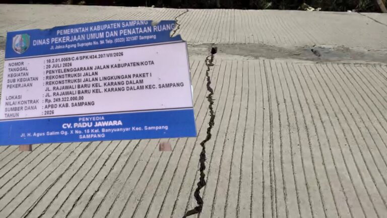 Kondisi jalan rabat beton yang retak di Jalan Rajawali Baru, Kelurahan Karang Dalam, Kabupaten Sampang