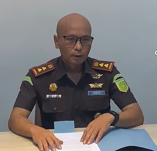 Kepala Kejakasaan Negeri Sampang Mochammad Iqbal saat memberikan keterangan dihadapan wartawan