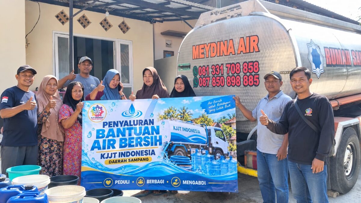 Warga Jalan Merapi, Kelurahan Rongtengah Kabupaten Sampang,antusias menyambut datangnya tangki air bersih, Senin (14/9/2026)