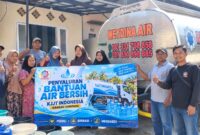 Warga Jalan Merapi, Kelurahan Rongtengah Kabupaten Sampang,antusias menyambut datangnya tangki air bersih, Senin (14/9/2026)
