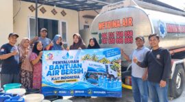 Warga Jalan Merapi, Kelurahan Rongtengah Kabupaten Sampang,antusias menyambut datangnya tangki air bersih, Senin (14/9/2026)