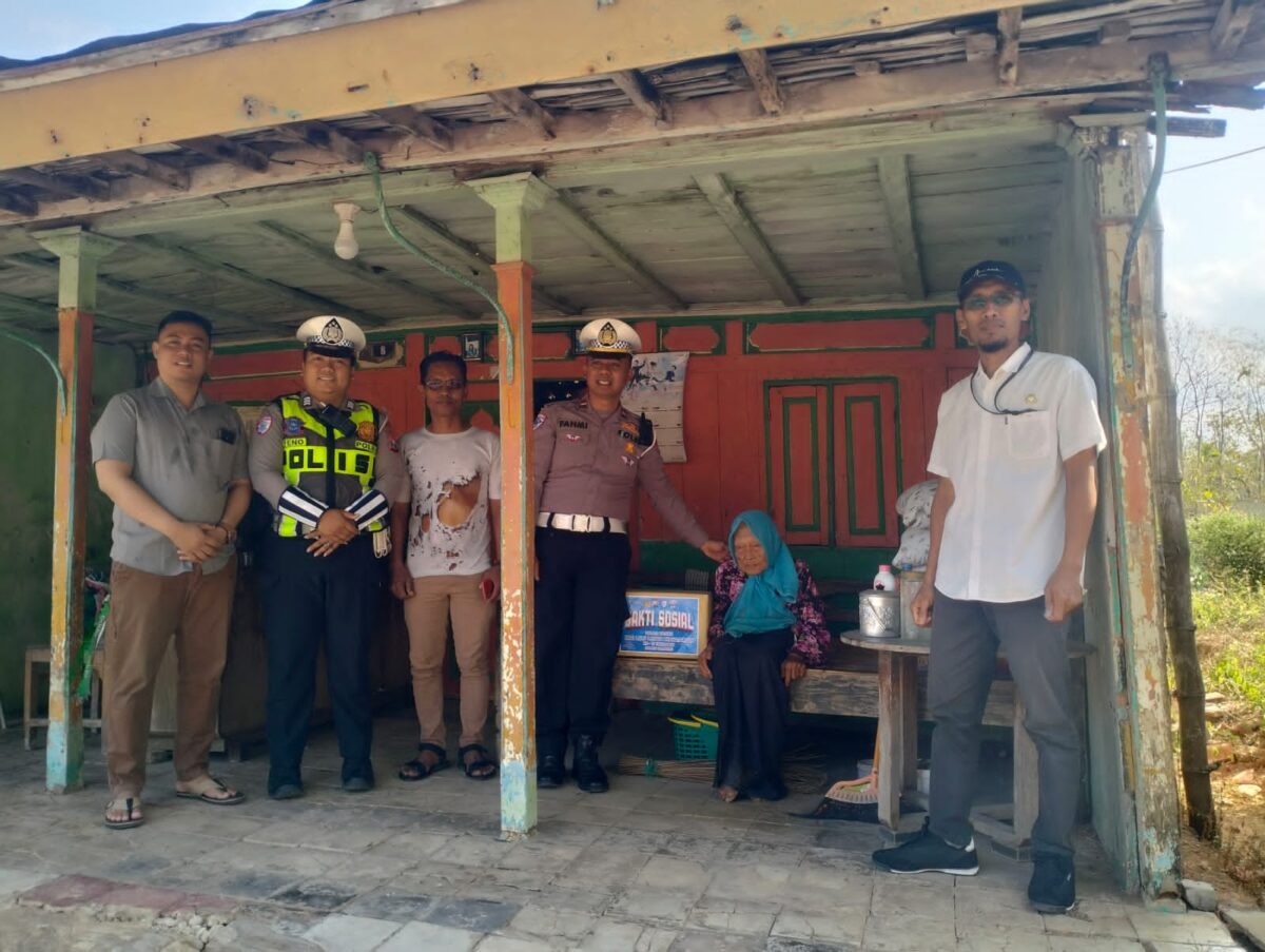 Nenek Fatimah (98 thn) tak kuasa menahan tangis ketika menerima bansos dari IPDA Fahmi, pada Jumat (18/9/2026)
