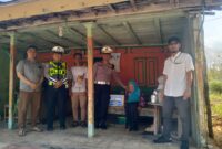 Nenek Fatimah (98 thn) tak kuasa menahan tangis ketika menerima  bansos dari IPDA Fahmi, pada Jumat (18/9/2026)
