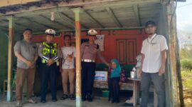 Nenek Fatimah (98 thn) tak kuasa menahan tangis ketika menerima  bansos dari IPDA Fahmi, pada Jumat (18/9/2026)