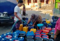 Warga Kecamatan Kedungdung, Sampang, mengisi beberapa jerigen air untuk memenuhi kebutuhan sehari-hari, beberapa waktu lalu. Foto: Istimewa