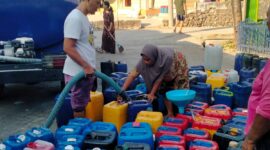 Warga Kecamatan Kedungdung, Sampang, mengisi beberapa jerigen air untuk memenuhi kebutuhan sehari-hari, beberapa waktu lalu. Foto: Istimewa