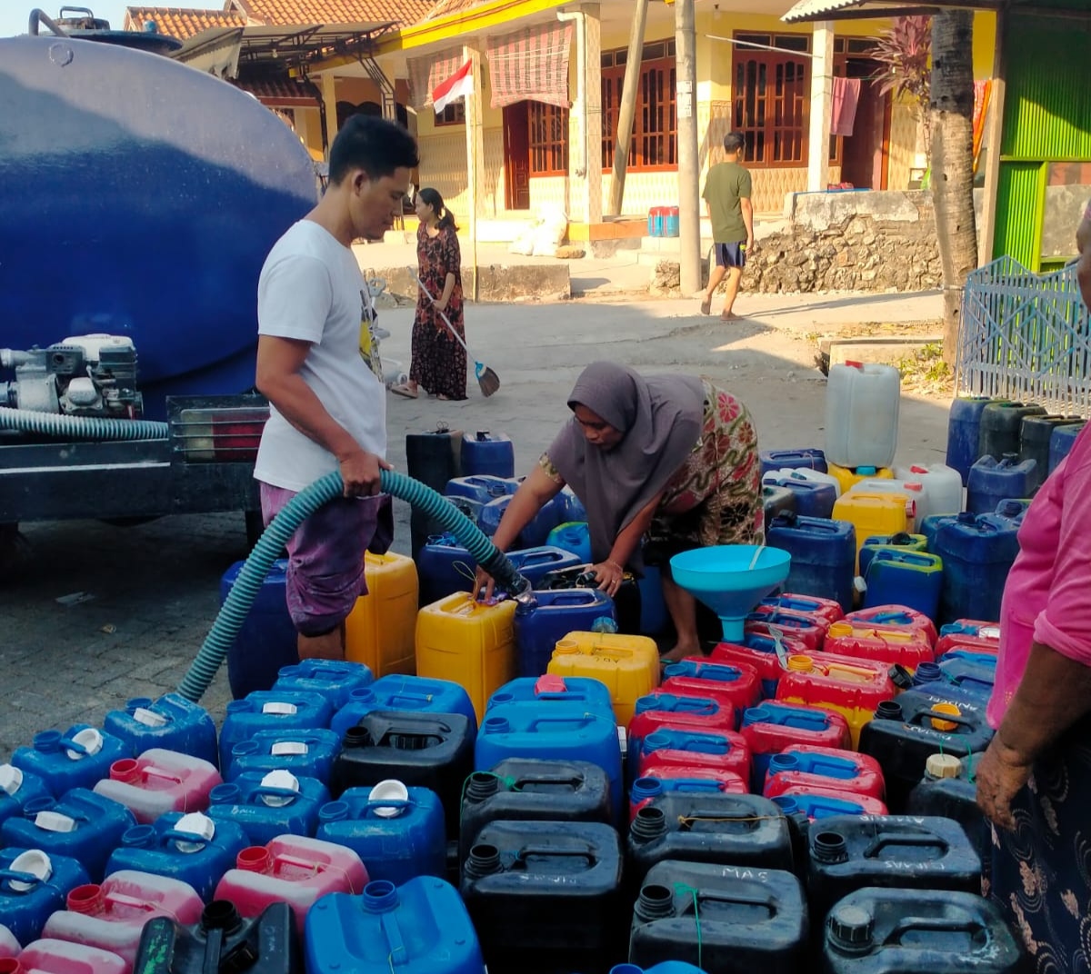 Warga Kecamatan Kedungdung, Sampang, mengisi beberapa jerigen air untuk memenuhi kebutuhan sehari-hari, beberapa waktu lalu. Foto: Istimewa