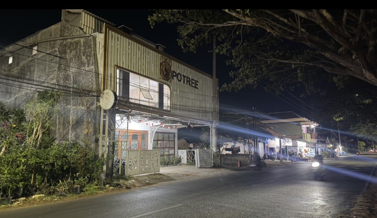 Penampakan Cafe Potre di Jl. Pabian, Kota Sumenep yang diduga menjadi zona kebal peredaran miras. Warga mendesak Polresta Sumenep tidak tebang pilih dan menyasar lokasi ini setelah hanya merazia Cafe Lotus.
