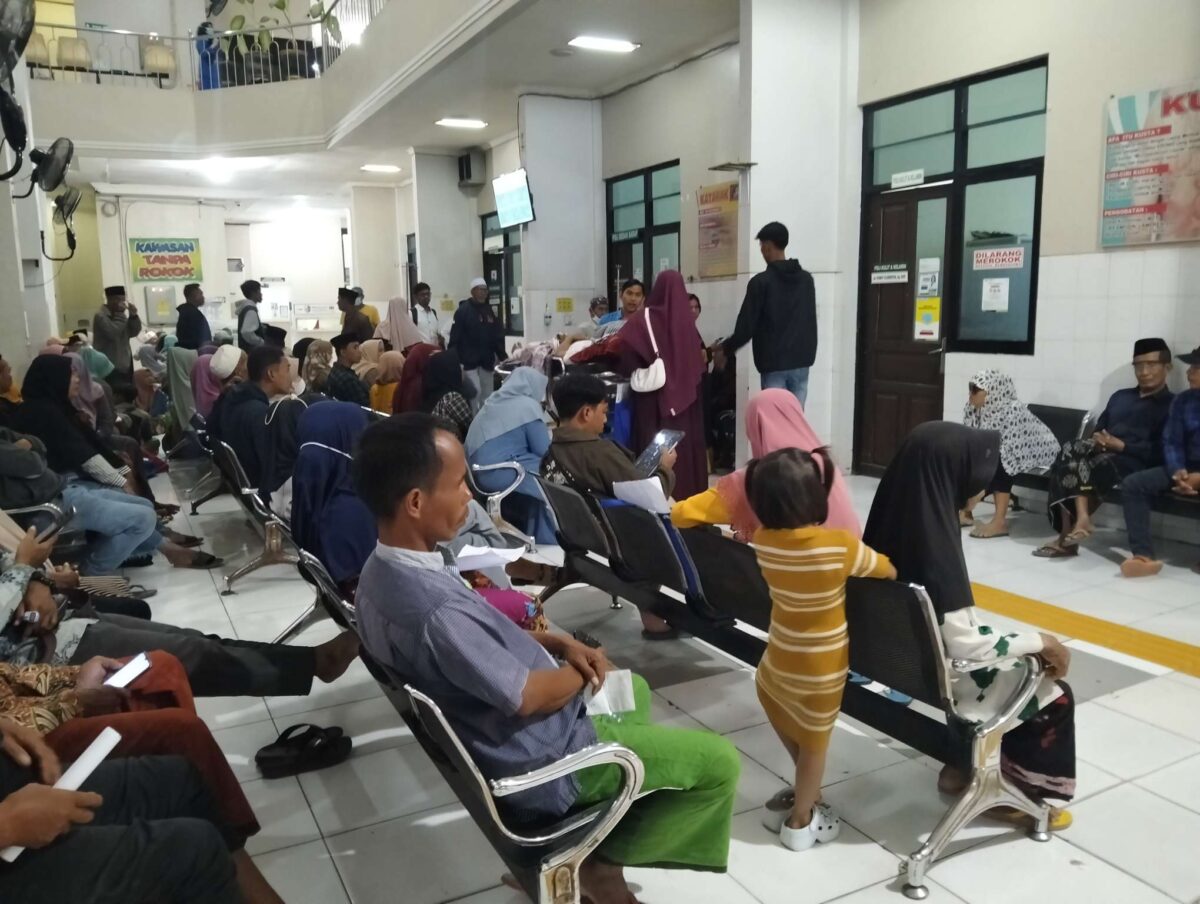 Pasien sedang duduk menunggu giliran untuk diperiksa oleh tenaga kesehatan di RSMZ Sampang, Rabu (16/9/2026) Foto: Mansur/RADAR EXPOSE