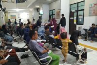 Pasien sedang duduk menunggu giliran untuk diperiksa oleh tenaga kesehatan di RSMZ Sampang, Rabu (16/9/2026) Foto: Mansur/RADAR EXPOSE