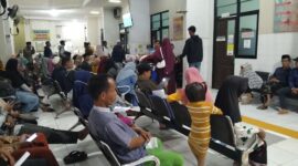 Pasien sedang duduk menunggu giliran untuk diperiksa oleh tenaga kesehatan di RSMZ Sampang, Rabu (16/9/2026) Foto: Mansur/RADAR EXPOSE