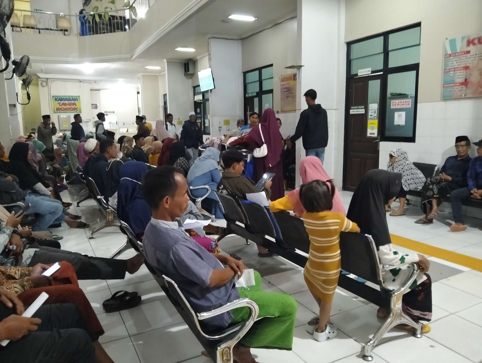 Pasien sedang duduk menunggu giliran untuk diperiksa oleh tenaga kesehatan di RSMZ Sampang, Rabu (16/9/2026) Foto: Mansur/RADAR EXPOSE