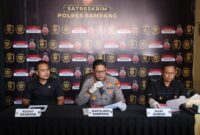 Kapolres Sampang AKBP Anang Hardiyanto, S.I.K. memberikan keterangan pers di halaman belakang Mapolres Sampang, pada Jumat (2/10/2026) Foto: Dok. Humas Polres Sampang