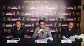 Kapolres Sampang AKBP Anang Hardiyanto, S.I.K. memberikan keterangan pers di halaman belakang Mapolres Sampang, pada Jumat (2/10/2026) Foto: Dok. Humas Polres Sampang