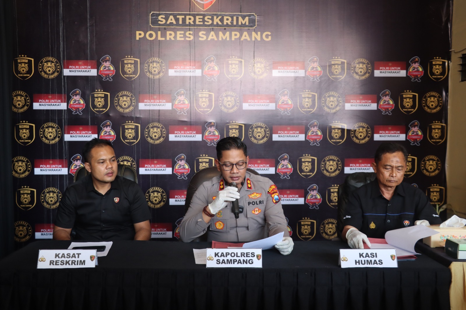 Kapolres Sampang AKBP Anang Hardiyanto, S.I.K. memberikan keterangan pers di halaman belakang Mapolres Sampang, pada Jumat (2/10/2026) Foto: Dok. Humas Polres Sampang