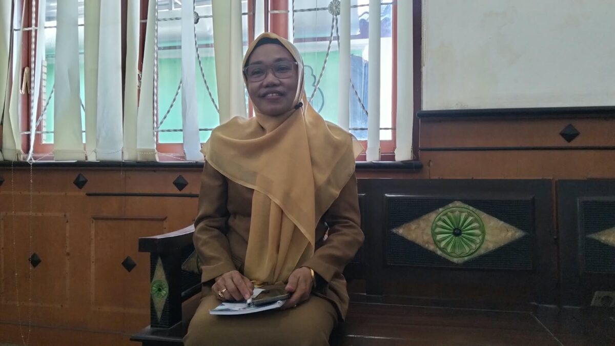 Plt. Kepala Bidang Pemberdayaan DPMD Sampang, Zubaidah, saat di wawancara di kantor DPMD Sampang