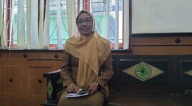 Plt. Kepala Bidang Pemberdayaan DPMD Sampang, Zubaidah, saat di wawancara di kantor DPMD Sampang