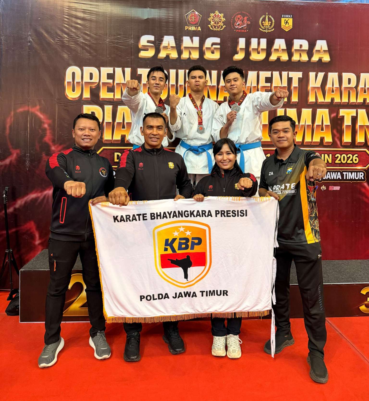 Duet pelatih handal Polda Jatim, AKP Sudirman, S.H., M.H. bersama Pejabat Utama (PJU) Polres Sampang, Iptu Yuda Yulianto, S.H., M.M. (Ps. Kasat Narkoba Polres Sampang).bersama Kontingen KBP Polda Jatim