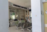 Petugas Kesehatan di Ruangan Costumer Service di Pukesmas Banyuanyar tampak fokus bekerja, Jumat (2/10/2026) Foto: Acung/RADAR EXPOSE.