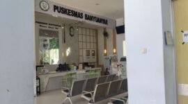 Petugas Kesehatan di Ruangan Costumer Service di Pukesmas Banyuanyar tampak fokus bekerja, Jumat (2/10/2026) Foto: Acung/RADAR EXPOSE.