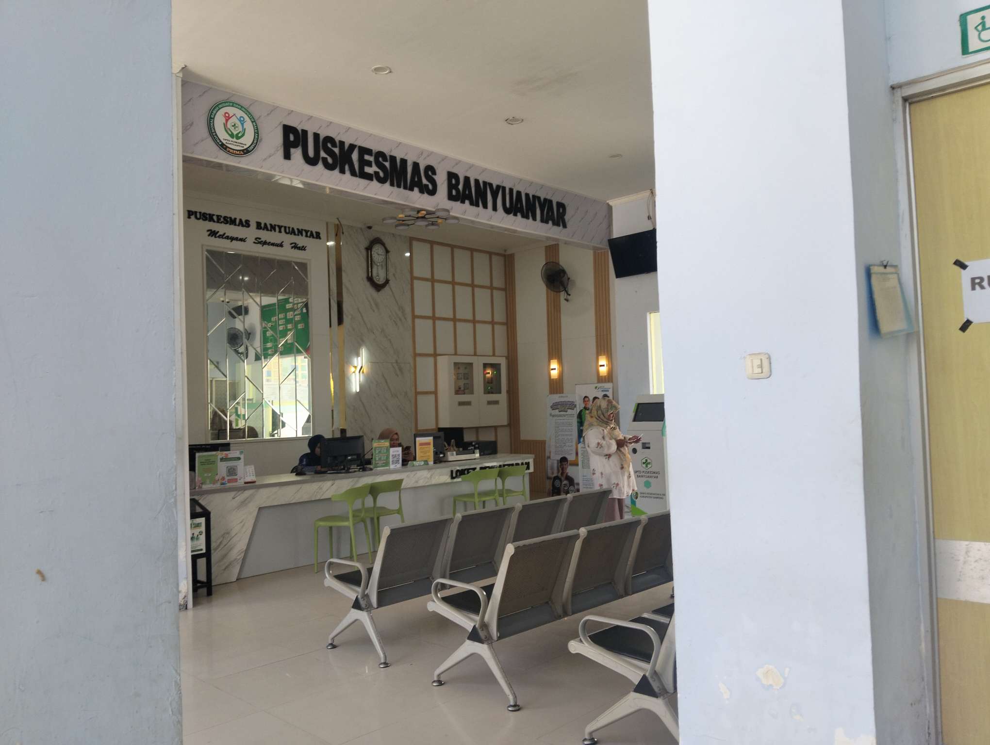 Petugas Kesehatan di Ruangan Costumer Service di Pukesmas Banyuanyar tampak fokus bekerja, Jumat (2/10/2026) Foto: Acung/RADAR EXPOSE.