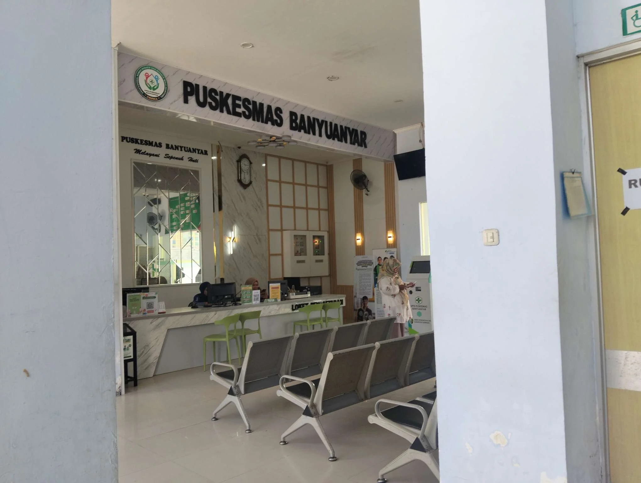 Petugas Kesehatan di Ruangan Costumer Service di Pukesmas Banyuanyar tampak fokus bekerja, Jumat (2/10/2026) Foto: Acung/RADAR EXPOSE.