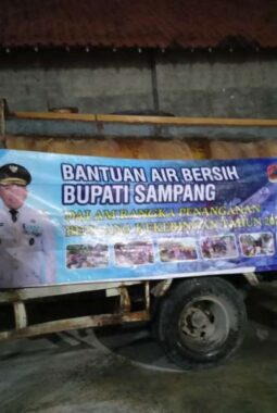 Menembus Malam Demi Setetes Air, Petugas BPBD Sampang Tak Tega Lihat Ember Warga Kosong